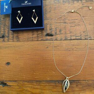 SWAROVSKY CRYSTAL ROSE GOLD TONE EARRINGS WITHH MATCHING PENDANT NECKLACE - NWT